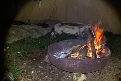 Sollte nicht ausgehen: das Feuer im Winter-Tipi. - &copy; Andreas Drouve/dpa-tmn