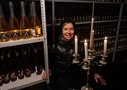 Auch das ist estnische Kulinarik: Katrin Kull kreiert auf ihrem Gutshof Aru Manor in K&otilde;rvemaa schmackhafte Fruchtweine. - &copy; Andreas Drouve/dpa-tmn