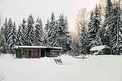 Au&szlig;en kalt, innen hei&szlig; und ru&szlig;ig: die Rauchsauna auf der Mooska-Farm. - &copy; Rauno Liivand/Brand Estonia/dpa-tmn