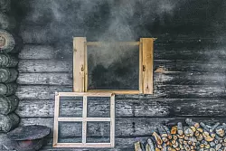 Bevor die G&auml;ste in die Rauchsauna eintreten, wird das Fenster ge&ouml;ffnet. - &copy; T&otilde;nu Runnel/Brand Estonia/dpa-tmn