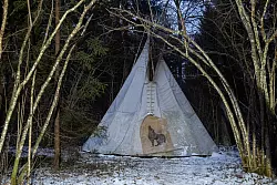 Das Tipi von Marko Aleksejev: selbstgebaut und spartanisch ausgestattet. - &copy; Andreas Drouve/dpa-tmn