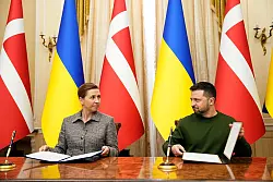 Wolodymyr Selenskyj und Mette Frederiksen unterzeichnen in Lwiw ein Sicherheitsabkommen zwischen D&auml;nemark und der Ukraine. - &copy; Mads Claus Rasmussen/Ritzau Scanpix/AP/dpa
