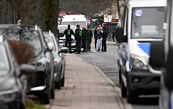 Großaufgebot der Polizei in Leverkusen. Es geht um eine Wohnung, die auf gefährliche Stoffe durchsucht wird. - © Roberto Pfeil/dpa