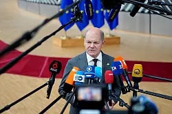 &laquo;Wir haben uns als Staaten verpflichtet, dass wir auch zuk&uuml;nftig der Ukraine etwas schulden, was ihre Sicherheit betrifft&raquo;: Olaf Scholz. - &copy; Virginia Mayo/AP/dpa