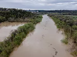In manchen Unwettergebieten versanken ganze Landstriche im Wasser. - © Jon Cherry/AP/dpa