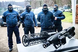 In Dienst gestellt hatte Bundesinnenminister Alexander Dobrindt (CSU) die neue Spezialkräfte-Einheit am Dienstag. - © Sina Schuldt/dpa