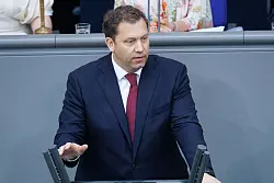 Der Finanzminister gerät unter Druck. - © Carsten Koall/dpa