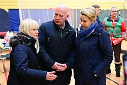 Berlins Regierender B&uuml;rgermeister Kai Wegner (mit Iris Spranger und Franziska Giffey, l.) sieht sich mit Kritik nach einem Brandanschlag auf die Stromversorgung konfrontiert. (Archivbild) - &copy; Sebastian Christoph Gollnow/dpa
