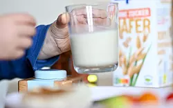 Von einer veganen Ern&auml;hrung bei den Kleinen - also auch ohne Milch, Milchprodukte und Eier - raten Mediziner ab. - &copy; Hendrik Schmidt/dpa