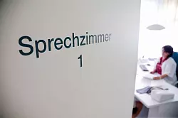 Deutsche nehmen Gesundheitsleistungen im europaweiten Vergleich häufiger in Anspruch. (Symbolbild) - © Benjamin Ulmer/dpa