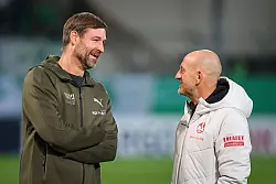 Vor dem Spiel hatten beide noch gute Laune: Trainer Thomas Kleine (l, SpVgg Greuther Fürth) und Lauterns Coach Torsten Lieberknecht. - © Daniel Karmann/dpa
