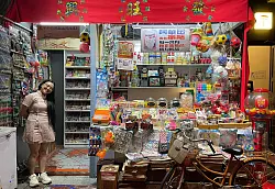 Ein wenig unscheinbar: Das Restaurant &laquo;Mama Diam&raquo; gilt als erstklassig - und versteckt sich hinter der Fassade eines Tante-Emma-Ladens. - &copy; Manuel Meyer/dpa-tmn