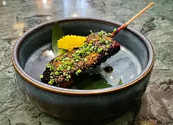 Moderne Tradition: Malcom Lees K&uuml;che basiert auf Tradition, wird aber neu interpretiert, wie hier bei einem auf Holzkohle gegrillten Bangus Belly Satay mit Kicap-Manis-Glasur. - &copy; Manuel Meyer/dpa-tmn