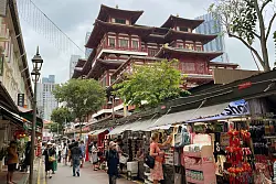Buddhistischer Tempel in Chinatown: Singapur ist ein Schmelztiegel, das zeigt sich im Stadtbild wie auf dem Teller. - &copy; Manuel Meyer/dpa-tmn