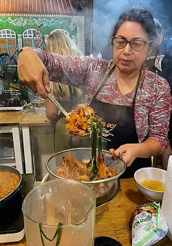 Vidhya Nair gibt Kochkurse in Singapur: Mit ihren Sch&uuml;lern geht sie vorher gerne einkaufen. - &copy; Manuel Meyer/dpa-tmn