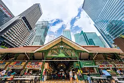 Kontrastreiches Singapur: Das Lau Pa Sat Hawker Centre im viktorianischen Stil wird umringt von modernen Hochh&auml;usern. - &copy; Singapore Tourism Board/dpa-tmn