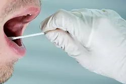 Kann Klarheit über die Abstammung eines Kindes bringen: ein Vaterschaftstest. - © Franziska Gabbert/dpa-tmn