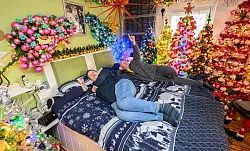 Überall im Haus stehen Weihnachtsbäume - auch im Schlafzimmer. - © Julian Stratenschulte/dpa