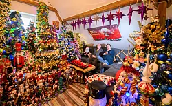 621 Weihnachtsbäume mit weit über 125.000 Christbaumkugeln und 50.000 Lichtern: Zur Adventszeit erstrahlt das Haus der Familie Jeromin als kunterbunte Weihnachtswelt. - © Julian Stratenschulte/dpa