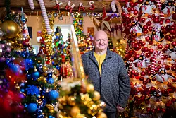 Bereits Anfang Juni beginnt Thomas Jeromin mit dem Schmücken. - © Julian Stratenschulte/dpa