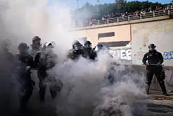 Die Polizei vertrieb Demonstranten von einer Autobahn, die durch die Innenstadt f&uuml;hrt. - &copy; Eric Thayer/AP/dpa