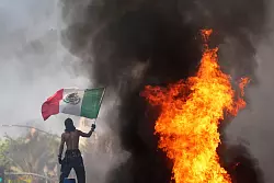 Bei den Protesten waren auch immer wieder mexikanische Flaggen zu sehen. - &copy; Jae C. Hong/AP/dpa