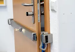 Gut gesichert gegen Einbruch ist die Tür mit einem Querriegelschloss. - © Susann Prautsch/dpa-tmn