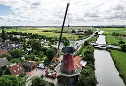 Blick auf das Greetsieler Wahrzeichen, die Rote Windm&uuml;hle. (Luftaufnahme mit einer Drohne). - &copy; Lars Penning/dpa