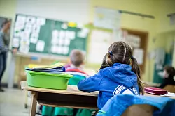 Dass mehrsprachige Kinder in der Schule ihre Zweit- oder Drittsprache auch schriftlich lernen, ist derzeit noch selten. Aber es gibt andere M&ouml;glichkeiten. - &copy; Marcel Kusch/dpa/dpa-tmn