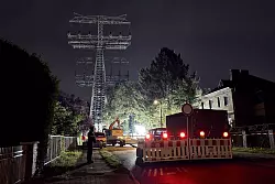 Reparaturarbeiten in Berlin an einem besch&auml;digten Strommast. (Archivbild) - &copy; Michael Ukas/dpa