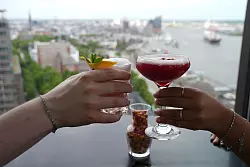 Prost mit Cocktails: Viele berichten einer Umfrage zufolge, dass sie weniger ausgehen und auch weniger ihre Freunde treffen angesichts der Inflation der letzten Jahre. - © Marcus Brandt/dpa