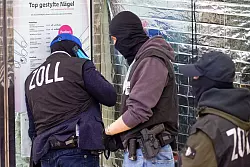 &laquo;Top gestylte N&auml;gel&raquo; steht auf einem Preisschild vor einem der durchsuchten Nagelstudios. - &copy; Henning Kaiser/dpa