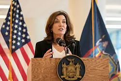 Gouverneurin Kathy Hochul äußerte sich «entsetzt und schockiert» über die «sinnlose Tötung» des Häftlings. (Archivbild) - © Jeenah Moon/AP/dpa