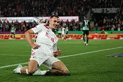 Kölns Tim Lemperle jubelt über seinen Treffer zum 1:0. - © Marius Becker/dpa