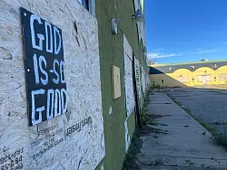 Verrammelte L&auml;den pr&auml;gen das Bild weiter Teile Flints - &copy; Benno Schwinghammer/dpa