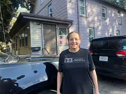 LeeAnne Walters vor ihrem Haus. - &copy; Benno Schwinghammer/dpa