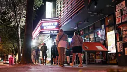 Die Reeperbahn ist auch f&uuml;r Touristen ein beliebtes Ziel. - &copy; Christian Charisius/dpa