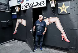 Der Inhaber der Kneipe &laquo;Zur Ritze&raquo;, Carsten Marek, war fr&uuml;her eine Rotlichtgr&ouml;&szlig;e. - &copy; Christian Charisius/dpa