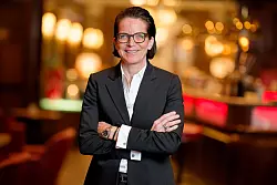 Die 57-J&auml;hrige singt Schlager im Playback, tanzt mit ihren Angestellten und erkl&auml;rt die Arbeit im Hotel. - &copy; Uwe Anspach/dpa