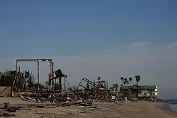 Im Brandschutt der zerstörten Häuser suchen Einsatzteams weiter nach Opfern. - © Jae C. Hong/AP/dpa