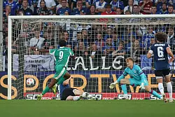 Noel Futkeu erzielt das 1:0 f&uuml;r F&uuml;rth, Bielefelds Maximilian Gro&szlig;er f&auml;lscht noch ab, Torwart Jonas Kersken ist machtlos. - &copy; Friso Gentsch/dpa
