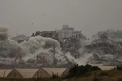 Trump nennt den weitgehend zerstörten Gazastreifen ein «wichtiges Stück Grundbesitz». (Archivbild) - © Leo Correa/AP/dpa