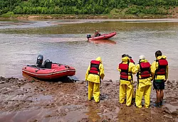 Wasserdicht: Für das Rafting auf dem Shubenacadie River werden die Teilnehmer in knallgelbe Gummianzüge gesteckt. - © Geraldine Friedrich/dpa-tmn