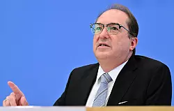 Bundesinnenminister Alexander Dobrindt (CSU) will die angekündigte Speicherpflicht für IP-Adressen zügig umsetzen. - © Sebastian Christoph Gollnow/dpa