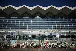 Vor dem Bahnhof, wo sich die Trag&ouml;die ereignete, legten B&uuml;rger und Studierende Kr&auml;nze und Blumen f&uuml;r die 16 Opfer nieder. - &copy; Armin Durgut/AP/dpa