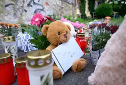Ein Brief mit der Aufschrift &laquo;In Liebe f&uuml;r Valeriia&raquo;, Teddyb&auml;ren, Blumen und Kerzen sind in der N&auml;he der Wohnung des get&ouml;teten M&auml;dchens auf dem Fu&szlig;weg abgelegt. - &copy; Robert Michael/dpa