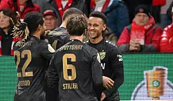 Luca Jaquez (r) erzielte das 1:0 des VfB Stuttgart gegen den FSV Mainz 05. - © Torsten Silz/dpa