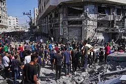 Einem palästinensischen Bericht zufolge wurden in Gaza erneut mehrere Menschen getötet. - © Jehad Alshrafi/AP/dpa