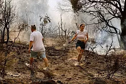 Freiwillige Helfer kommen leichter in Gefahr, weil sie anders als Feuerwehrleute oft nicht wissen, wann sie sich zurückziehen müssen, um nicht von den Flammen eingeschlossen zu werden. - © Lalo R. Villar/AP/dpa