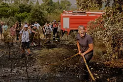 Tausende Feuerwehrleute und freiwillige Helfer sind in ganz Spanien im Einsatz gegen die Flammen. - © Lalo R. Villar/AP/dpa